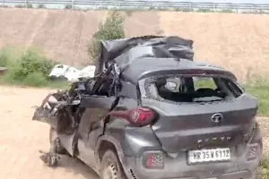  Road Accident: तेज रफ्तार टाटा गाड़ी ने ट्रक को मारी टक्कर, तीन युवकों की मौके पर मौत
