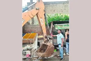 सब्जी मंडी में अवैध रेहड़ी हटाने के लिए चला प्रशासन का बुलडोजर