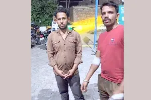 खिलौने बेचकर लौट रहे दो युवकों पर चाकू से हमला, घायल