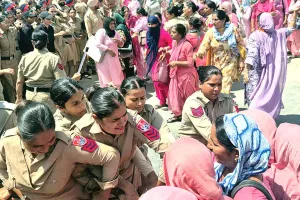 मांगों को लेकर आशा वर्करों और पुलिस के बीच हुई धक्का-मुक्की