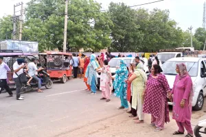 Water Crisis: तीन दिन से पानी नहीं, सड़क पर उतरे लोग, महिलाओं ने मानव श्रृंखला बनाकर आधे घंटे रोड़ रखा जाम