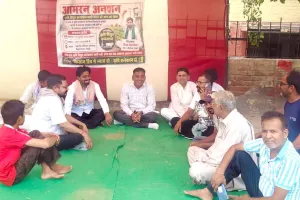 आमरन अनशन का असर: दो घंटे में जागा बिजली विभाग, 10 दिन में कृषि कनेक्शन का लिखित आश्वासन