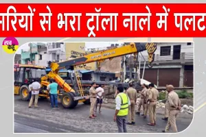 नोएडा में सरियों से भरा अनियंत्रित ट्रॉला नाले में पलटा, चालक के शरीर में सरिया घुसने से मौत