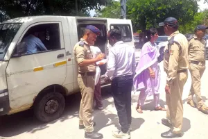 School Bus Seized: स्कूली वाहनों पर कार्रवाई, 65 के चालान, तीन बसें सीज