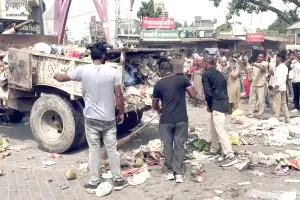 Sanitation Workers' Strike: शहर के मुख्य मार्गों और निगम कार्यालय के बाहर कचरे के ढेर लगाकर जताया रोष 