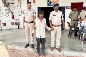 युवक पर पेट्रोल डालकर लगाई आग, पुलिस ने की त्वरित कार्रवाई