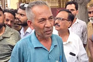 School Van News: बच्चों को लेकर जा रही स्कूल वैन में स्पार्किंग से लगी आग, जानी नुकसान से बचाव