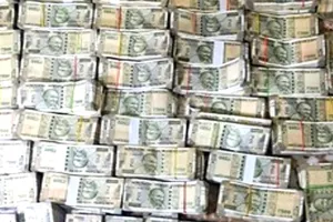 Income Tax Department: बेंगलुरु में कार से करीब 9 करोड़ कैश जब्त, सोने का कारोबारी हिरासत में