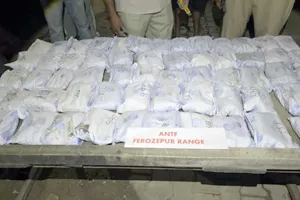 फिरोजपुर में 30 किलो से ज्यादा हेरोइन बरामद, बठिंडा में गैंगस्टर का साथी हथियार समेत गिरफ्तार