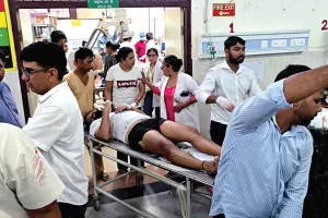थाने के सामने स्कार्पियो सवारों पर ताबड़तोड़ फायरिंग, 7 युवक घायल