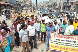 Sanitation Workers' Strike: सफाई कर्मचारियों का फूटा गुस्सा, दादरी में नगर परिषद कार्यालय पर जड़ा ताला 