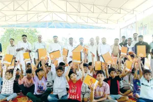 दारेवाला की साध-संगत ने 41 बच्चों को बांटी स्टेशनरी