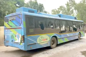 Delhi Bus Accident News: दिल्ली में तेज रफ्तार DTC बस ने स्कूटी को मारी टक्कर, छात्रा की मौके पर मौत; चालक फरार