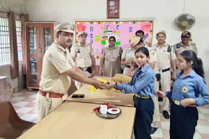 Raksha Bandhan: रक्षाबंधन पर दिल्ली पुलिस की पहल, सरकारी स्कूलों में छात्राओं को दिया ‘रक्षा का वचन’
