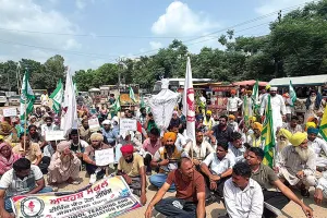 आदर्श स्कूल के कर्मियों ने दिड़बा में किया विशाल रोष प्रदर्शन
