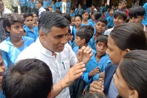 Education: शिक्षा मंत्री ने पीएम श्री राजकीय स्कूल का औचक निरीक्षण कर व्यवस्थाओं का लिया जायजा