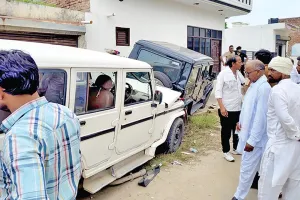 बरसीन में पुलिस की तेज रफ्तार बोलेरो ने नई स्कॉर्पियो को मारी टक्कर, 2 घायल