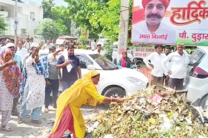 फतेहाबाद में सफाई कर्मचारियों की हड़ताल: भाजपा व कांग्रेस नेताओं के दफ्तरों के बाहर सड़क पर पलटी कचरे से भरी ट्रॉली 
