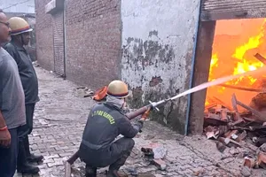 साहिबाबाद के पेपर मार्ट में लगी भीषण आग, आसपास की फैक्ट्रियां बाल-बाल बचीं