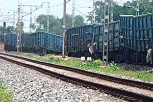 Railway Accident: गढ़वा रोड-सिगसिगी के बीच मालगाड़ी के कई डिब्बे पटरी से उतरे, जांच शुरू