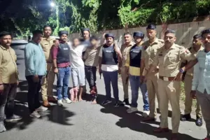 Gorakhpur Encounter: पुलिस और चेन स्नेचरों के बीच मुठभेड़, पैर में गोली लगने से दो चेन स्नेचर गिरफ्तार