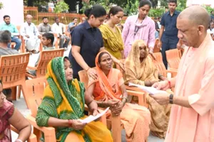 जनता दर्शन में CM योगी ने सुनी करीब 200 लोगों की फरियाद, बोले- हर समस्या का होगा समाधान
