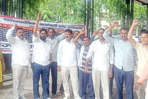 नगर निगम कर्मचारियों की हड़ताल चौथे दिन भी जारी, मांगों पर अड़े कर्मचारी