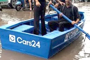 CARS24 Boat Challan: बरसाती पानी पर तंज के लिए सड़क पर उतारी नाव, पुलिस ने CARS24 पर लगाया 50 हजार का जुर्माना