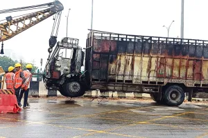 Gurugram Truck Fire: द्वारका एक्सप्रेसवे पर चलते ट्रक में लगी भीषण आग, चालक ने कूदकर बचाई जान 