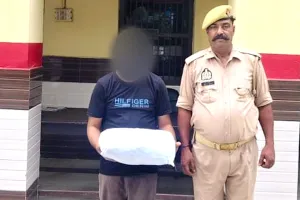 दुकान से रेडीमेड कपड़े चोरी कर रहे युवक को रंगेहाथ दबोचा, जेल रवाना