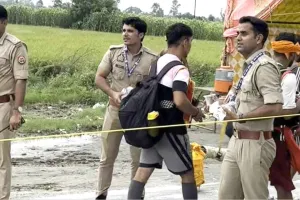 Kanwar Yatra: पुलिसकर्मियों ने शिवभक्तों को वितरित किया शीतल पेय व फलाहार