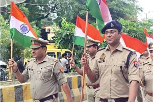 Tiranga Yatra: 'कैराना पुलिस की तिरंगा यात्रा पर नगरवासियों ने की पुष्पवर्षा'