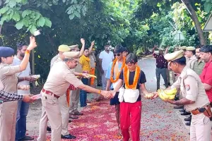 संभलहेड़ा गंगनहर चौकी पर कांवड़ियों पर हुई पुष्प वर्षा, पुलिस ने किया स्वागत