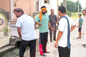 कण्डेला में मकानों के सामने टूटकर गिरा हाई वोल्टेज लाइन का तार, ग्रामीणों में हड़कंप