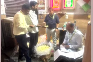 कानपुर में खोया कारोबारियों पर कार्रवाई, एक के खिलाफ FIR और तीन के लाइसेंस पर गिरी गाज