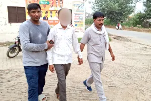 Bribery Case: 15 हजार रुपये रिश्वत लेते बिजली कर्मचारी गिरफ्तार, मीटर लगाने की एवज में मांगी थी रकम