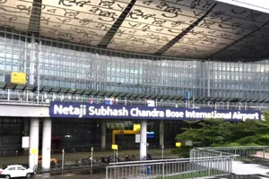 कोलकाता एयरपोर्ट पर तकनीकी खराबी से एयर इंडिया एक्सप्रेस की फ्लाइट 6 घंटे लेट, यात्रियों का प्रदर्शन