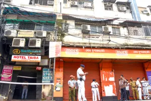 कोलकाता होटल अग्निकांड के बाद एक्शन, मिर्जा गालिब स्ट्रीट के 17 और होटलों को नोटिस