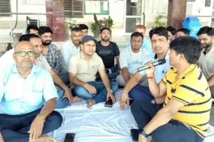 Loco Running Staff protest: लोको लॉबी पर लोको रनिंग स्टाफ का प्रदर्शन 