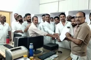 कम वोल्टेज से परेशान ग्रामीण पहुंचे अधीक्षण अभियंता कार्यालय