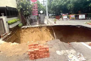 लुधियाना में किचलू नगर में 20 फुट गहरी जमीन धंसी