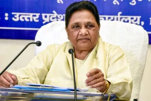 सपा गिरगिट की तरह रंग बदल लेती है: मायावती