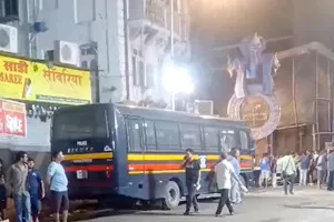 Bhuleshwar Accident: भुलेश्वर में 22 फीट ऊंची भगवान गणेश की मूर्ति गिरी, 2 लोगों की मौत, 5 घायल
