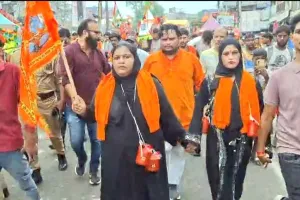 बुकार्धारी शिवभक्त महिलाओं का हिंदू संघर्ष समिति ने फूल बरसाकर किया स्वागत