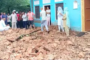 100 साल पुरानी जर्जर हवेली भरभराकर गिरी, हादसे में टला बड़ा नुकसान