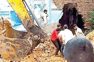 कुएं की खुदाई दौरान मिट्टी धंसी, मलबे में दबकर वेल्डर की मौत