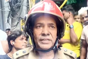 पुरानी सीलमपुर में गारमेंट की दुकान में लगी भीषण आग, मची अफरा-तफरी
