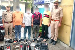 नोएडा में ई-रिक्शा बैटरी चोर गिरोह का पर्दाफाश, 4 आरोपी गिरफ्तार