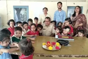 Rakhi 2026: पुलिस की कलाई पर राखी बांध बच्चों ने लिया सुरक्षा का वचन 