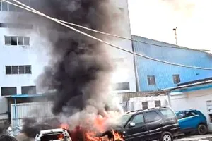 Tata Motors: टाटा मोटर्स के सर्विस सेंटर में अचानक लगी आग, कई वाहन जलकर क्षतिग्रस्त